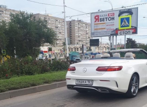 Рассекающий в центре города элитный «Мерседес» с номерами «ПАШКА» заинтересовал волгодонцев Рассекающий в центре города элитный «Мерседес» с номерами «ПАШКА» заинтересовал волгодонцев