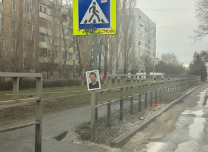 Дворник повесил свою похоронную фотографию и гвоздики возле входа в школу №22 в Волгодонске Дворник повесил свою похоронную фотографию и гвоздики возле входа в школу №22 в Волгодонске