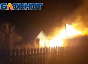 Сильный пожар в Цимлянске попал на видео Сильный пожар в Цимлянске попал на видео