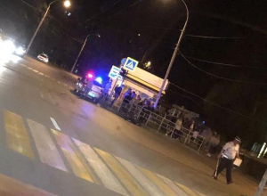 Скутерист перевернулся на перекрестке в Волгодонске Скутерист перевернулся на перекрестке в Волгодонске