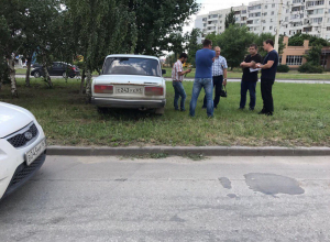 ВАЗ залетел на разделительный газон после ДТП в Волгодонске ВАЗ залетел на разделительный газон после ДТП в Волгодонске