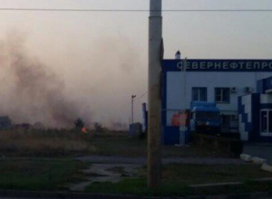 Пылающий пустырь у заправки на улице Ленинградской в Волгодонске попал на видео Пылающий пустырь у заправки на улице Ленинградской в Волгодонске попал на видео