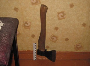 Пенсионер из-за денег в порыве гнева зарубил топором молодого собутыльника Пенсионер из-за денег в порыве гнева зарубил топором молодого собутыльника