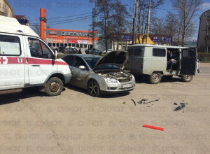 Водитель «Форда» угодил под буксировочный трос, пытаясь проскочить между машинами скорой помощи в Волгодонске Водитель «Форда» угодил под буксировочный трос, пытаясь проскочить между машинами скорой помощи в Волгодонске