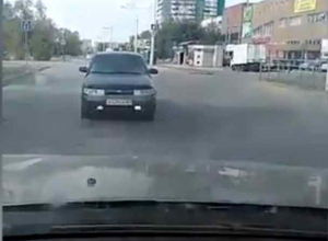 Волгодонской автолюбитель «выгнал» автомобиль со встречки Волгодонской автолюбитель «выгнал» автомобиль со встречки