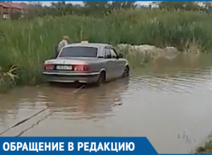 «Волга» утонула в большой луже на Октябрьском шоссе «Волга» утонула в большой луже на Октябрьском шоссе