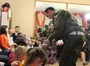 Деды Морозы в голубых беретах подарили подарки детям социально-реабилитационного центра-приюта Деды Морозы в голубых беретах подарили подарки детям социально-реабилитационного центра-приюта
