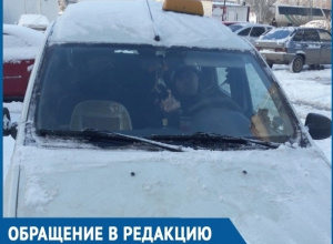 Таксист на просьбу молодой мамы освободить проход к пешеходной дорожке показал волгодончанке средний палец Таксист на просьбу молодой мамы освободить проход к пешеходной дорожке показал волгодончанке средний палец
