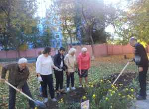 Активисты высадили цветочную аллею в пансионате для престарелых Активисты высадили цветочную аллею в пансионате для престарелых
