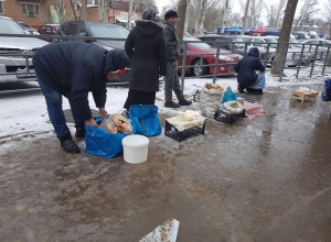 Забор и снег не помеха: продукты продают с мокрого и грязного асфальта на Морской в Волгодонске Забор и снег не помеха: продукты продают с мокрого и грязного асфальта на Морской в Волгодонске
