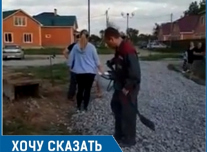 Жители бульвара Роз засыпали палисадник щебенкой, чтобы сделать проезд к нашей дороге, - волгодонцы два месяца ведут борьбу за бетонную дорогу Жители бульвара Роз засыпали палисадник щебенкой, чтобы сделать проезд к нашей дороге, - волгодонцы два месяца ведут борьбу за бетонную дорогу