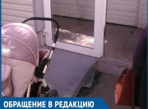 Зачем пандус, если дверь не открывается, - волгодончанка с коляской с трудом попала в паспортный стол Зачем пандус, если дверь не открывается, - волгодончанка с коляской с трудом попала в паспортный стол