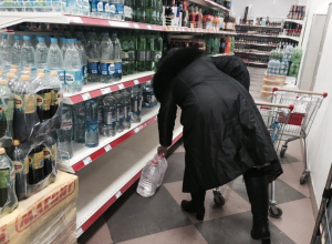 Волгодонцы массово скупают в магазинах питьевую воду Волгодонцы массово скупают в магазинах питьевую воду