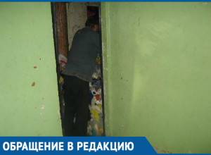 Волгодонец до потолка забил квартиру мусором с улицы Волгодонец до потолка забил квартиру мусором с улицы
