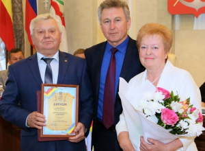 Семья известных в Волгодонске врачей получила знак «Во благо семьи и общества» Семья известных в Волгодонске врачей получила знак «Во благо семьи и общества»