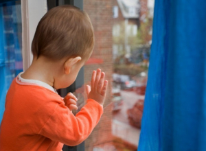 В Волгодонске 3-летний ребенок выпал из окна, пока мама купалась в ванной В Волгодонске 3-летний ребенок выпал из окна, пока мама купалась в ванной