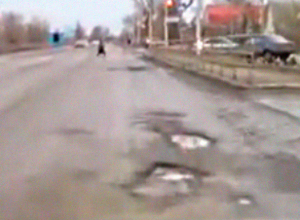 Новая «дорога из шлака» в Красном Яру Волгодонска продолжает сыпаться под колёсами авто Новая «дорога из шлака» в Красном Яру Волгодонска продолжает сыпаться под колёсами авто