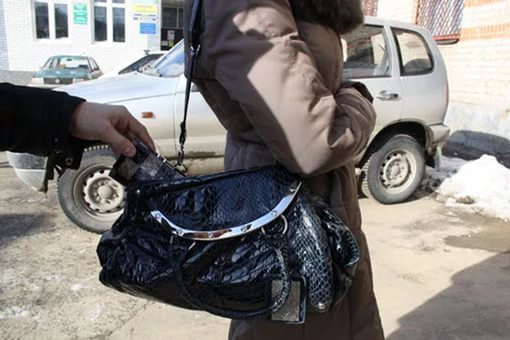 В Волгодонске плохой юноша ограбил женщину на троллейбусной остановке В Волгодонске плохой юноша ограбил женщину на троллейбусной остановке