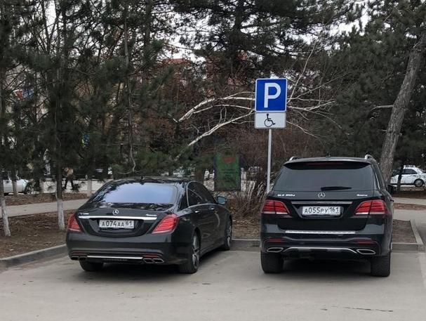 Два черных элитных «Мерседеса» с интересными номерами припарковались на местах для инвалидов в Волгодонске Два черных элитных «Мерседеса» с интересными номерами припарковались на местах для инвалидов в Волгодонске
