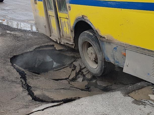 В Волгодонске из-за порыва трубы под рейсовым автобусом провалился асфальт В Волгодонске из-за порыва трубы под рейсовым автобусом провалился асфальт