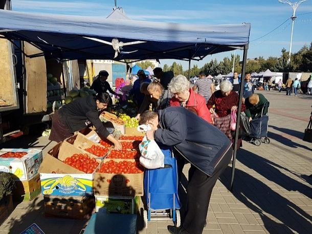 На площади Победы развернулась ярмарка «выходного дня» На площади Победы развернулась ярмарка «выходного дня»