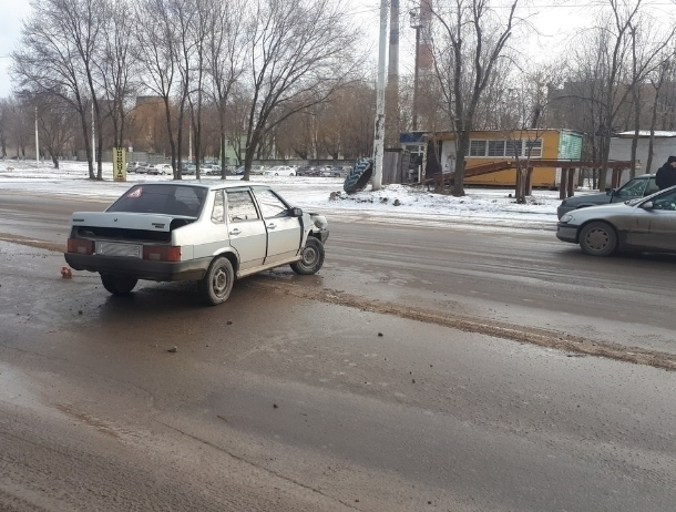 ВАЗ влетел в фуру, которая не уступила ему дорогу на Жуковском шоссе ВАЗ влетел в фуру, которая не уступила ему дорогу на Жуковском шоссе