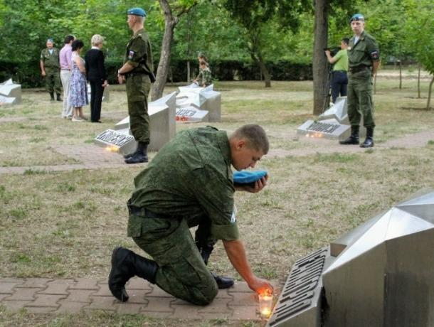 Десятки волгодонцев на рассвете зажгли «свечи памяти» в день начала Великой Отечественной войны Десятки волгодонцев на рассвете зажгли «свечи памяти» в день начала Великой Отечественной войны