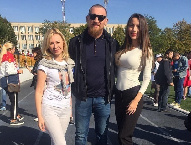 Дмитрий Кудряшов в компании Миссис Мира и депутатом Заксобрания отмечает День Рождения Владимира Путина Дмитрий Кудряшов в компании Миссис Мира и депутатом Заксобрания отмечает День Рождения Владимира Путина