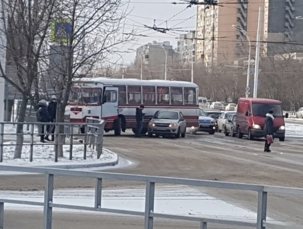 Из-за ДТП автобуса №4 и ВАЗа на Строителей парализовано движение Из-за ДТП автобуса №4 и ВАЗа на Строителей парализовано движение