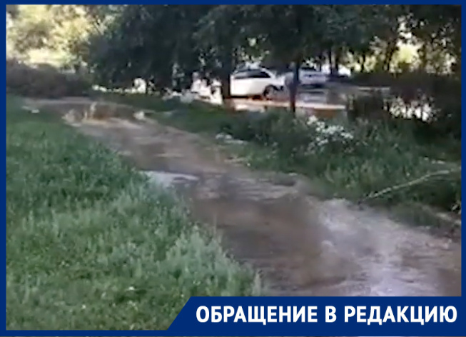 Во дворах на Ленинградской под воду ушла дорога, тротуар и даже газон Во дворах на Ленинградской под воду ушла дорога, тротуар и даже газон