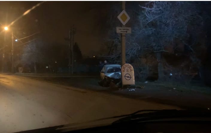 ВАЗ влетел в столб после ДТП на Степной ВАЗ влетел в столб после ДТП на Степной
