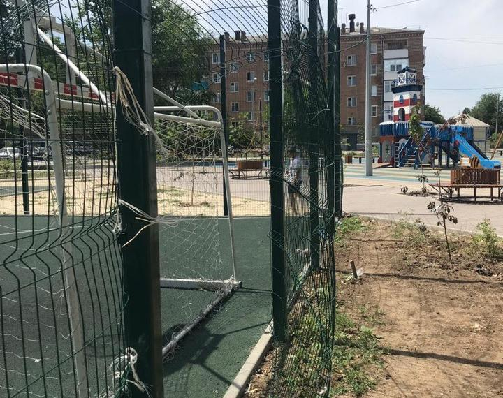 Двор по комфортной городской среде в Волгодонске пришел в негодность всего за два месяца Двор по комфортной городской среде в Волгодонске пришел в негодность всего за два месяца
