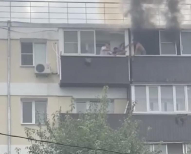 Сотрудники ГИБДД Волгодонска помогли семье выбраться из горящей квартиры Сотрудники ГИБДД Волгодонска помогли семье выбраться из горящей квартиры