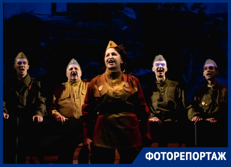 Никто не забыт, ничто не забыто: дети войны по достоинству оценили спектакль волгодонского театра Никто не забыт, ничто не забыто: дети войны по достоинству оценили спектакль волгодонского театра