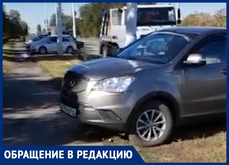 Волгодонец возмутился парковкой автомобилей на газоне у «Атоммаша» Волгодонец возмутился парковкой автомобилей на газоне у «Атоммаша»