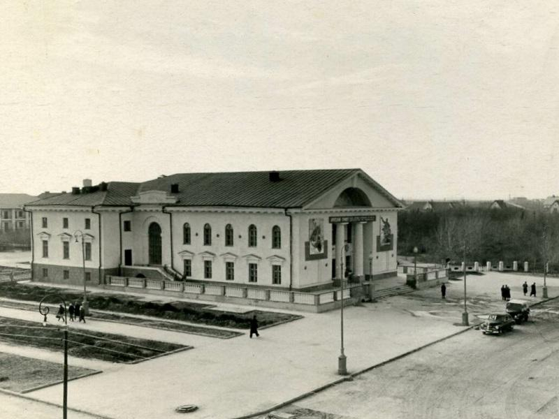 65 лет назад депутаты передали дворец культуры в Волгодонске «Цимлянской лесобазе» 65 лет назад депутаты передали дворец культуры в Волгодонске «Цимлянской лесобазе»