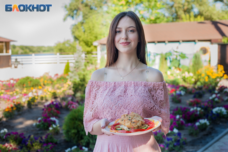 Неаппетитную на вид курицу де-воляй приготовила участница «Мисс Блокнот» Валерия Пархоменко Неаппетитную на вид курицу де-воляй приготовила участница «Мисс Блокнот» Валерия Пархоменко