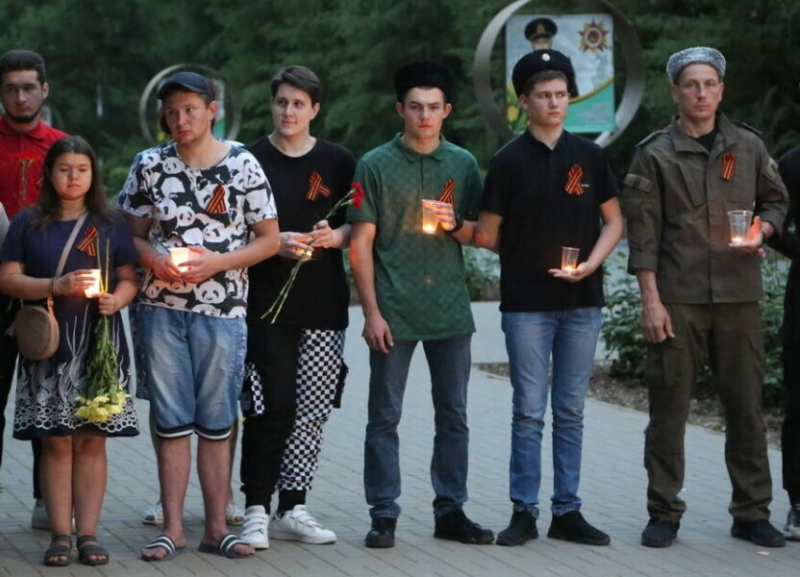 Молодежь помнит: волгодонцы зажгли свечи в парке Победы на аллее звезд городов-героев Молодежь помнит: волгодонцы зажгли свечи в парке Победы на аллее звезд городов-героев