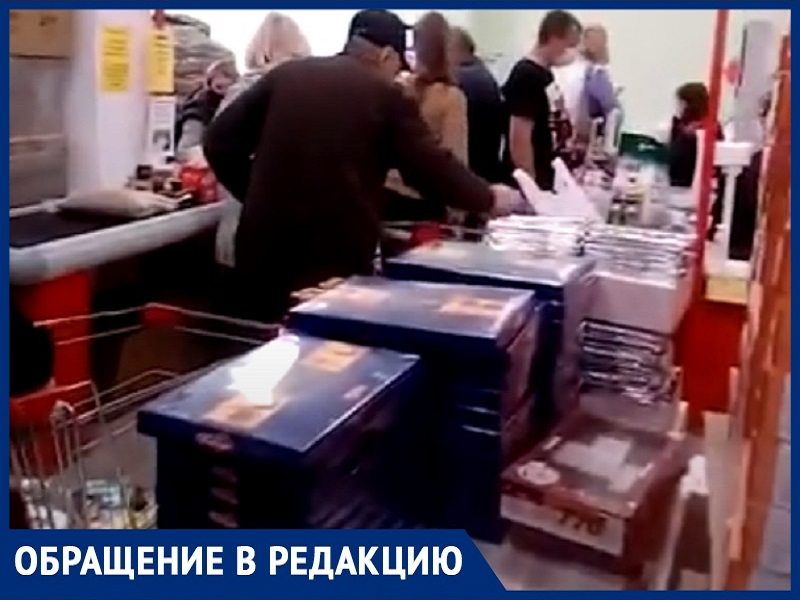 «Магазин «Светофор» не знает о социальной дистанции?»: волгодончанка «Магазин «Светофор» не знает о социальной дистанции?»: волгодончанка