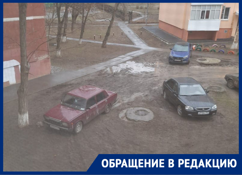 «Почти в подъезд заезжают»: водители в Волгодонске «не стесняются» парковаться на газоне «Почти в подъезд заезжают»: водители в Волгодонске «не стесняются» парковаться на газоне