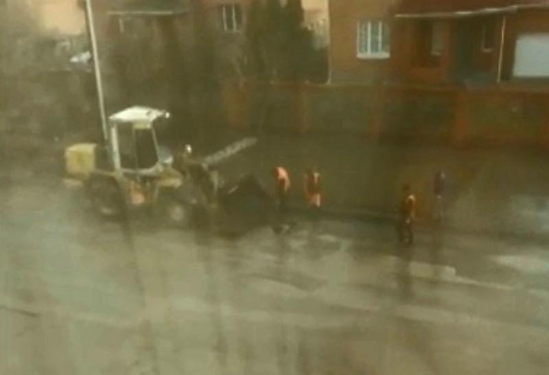 «Новые технологии на водной основе»: волгодонца возмутил ремонт дороги в дождь на Пионерской «Новые технологии на водной основе»: волгодонца возмутил ремонт дороги в дождь на Пионерской