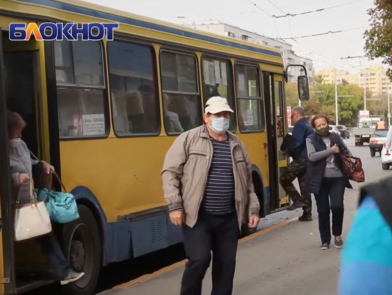 «Чтобы штраф не платить»: все ли волгодонцы надевают маски в автобусах «Чтобы штраф не платить»: все ли волгодонцы надевают маски в автобусах
