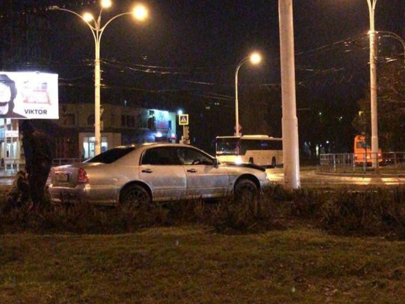 Ранее судимый волгодонец угнал у нового знакомого автомобиль и врезался на нем в столб Ранее судимый волгодонец угнал у нового знакомого автомобиль и врезался на нем в столб