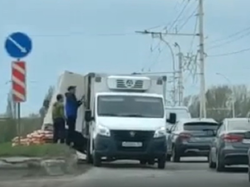 «Газель» с хлебом вылетела на разделительный газон на «Пятом» «Газель» с хлебом вылетела на разделительный газон на «Пятом»