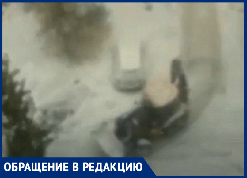 «Трактор забыл про ковш и колесами укатывает снег во дворе многоэтажки»: волгодонцы «Трактор забыл про ковш и колесами укатывает снег во дворе многоэтажки»: волгодонцы