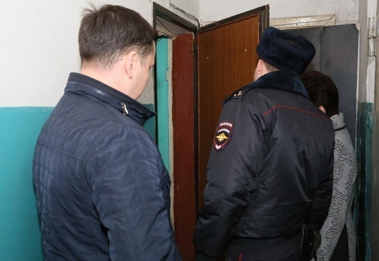 В Волгодонске энергетики прошли по квартирам должников и предупредили об отключениях