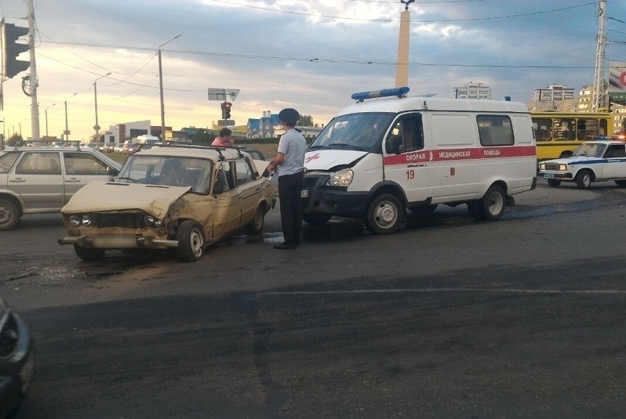 В Волгодонске водитель «шестерки» не пропустил «скорую» с тяжелобольным - очевидцы