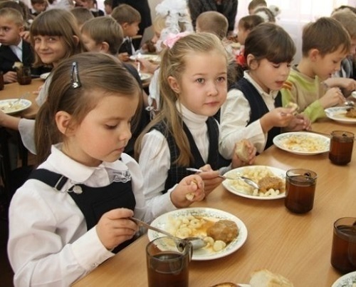 Удержать рост цен в столовых школ и детских садов Волгодонска удалось за счет гречки, сыра и выпечки