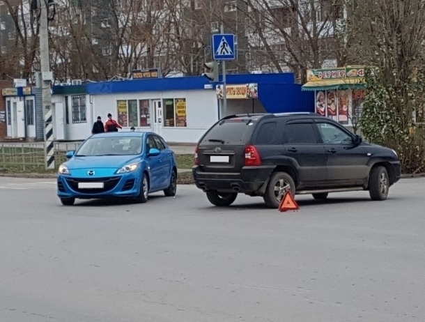 «Мазда и «Субару» не разъехались на перекрестке в Волгодонске