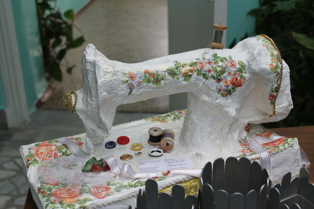 В Волгодонске школьница сделала макет швейной машинки из вторсырья
